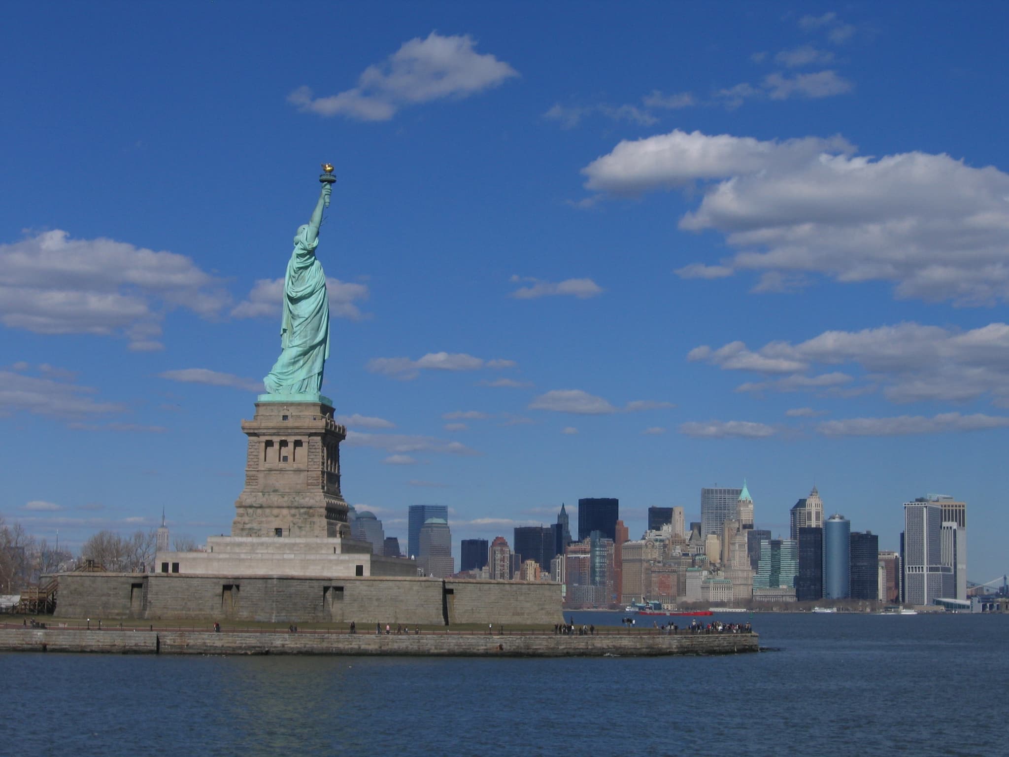 Het Vrijheidsbeeld op Liberty Island met de skyline van New York op de achtergrond