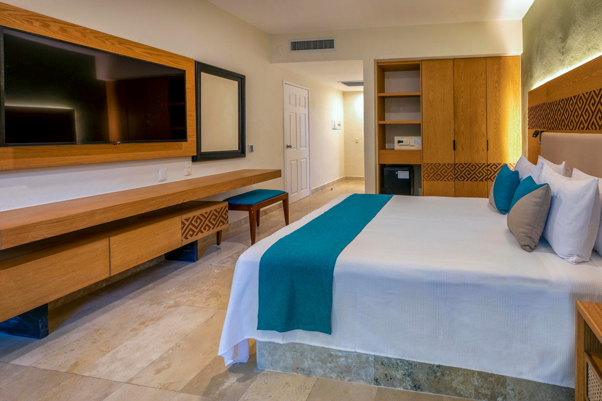 Superior Garden View-kamer met bed, bureau en televisie